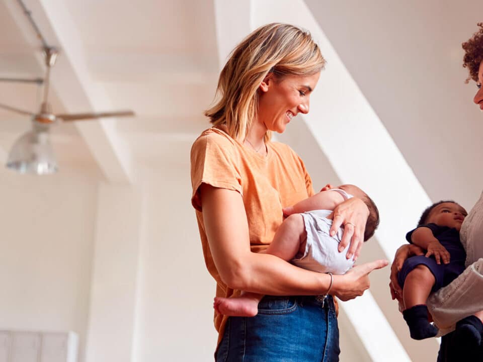 duas mães com bebês no colo conversam sobre ferro na gravidez